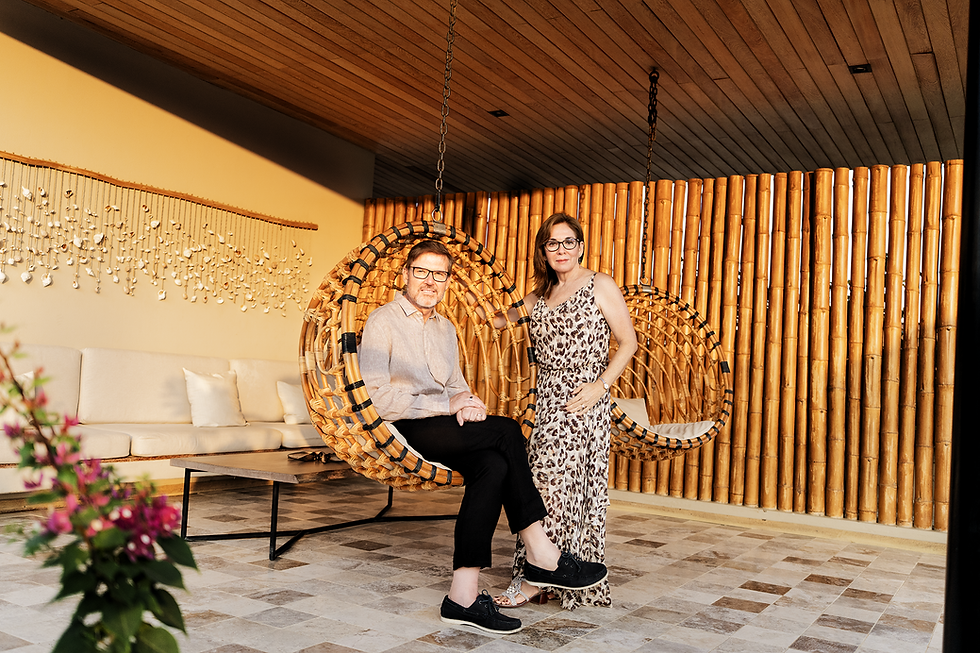 Fundadores de Norte Suites Boutique compartiendo la historia de cómo nació el hotel boutique en Playa El Ñuro.