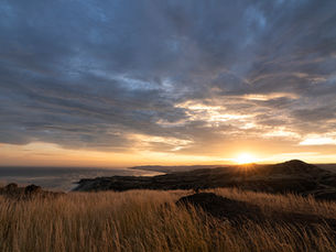 Amanecer desde el Apu El Encanto en Playa El Ñuro con vista panorámica al Pacífico, norte de Perú