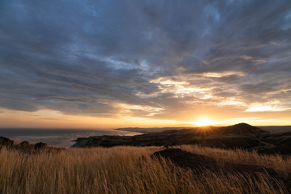 Amanecer desde el Apu El Encanto en Playa El Ñuro con vista panorámica al Pacífico, norte de Perú