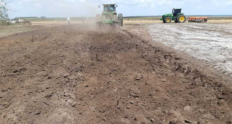 Es cada mas frecuente en Uruguay, la práctica del encalado de suelos para regular el Ph, con el fin de mejorar la salud de las chacras y obtener mejores resultados agronómicos