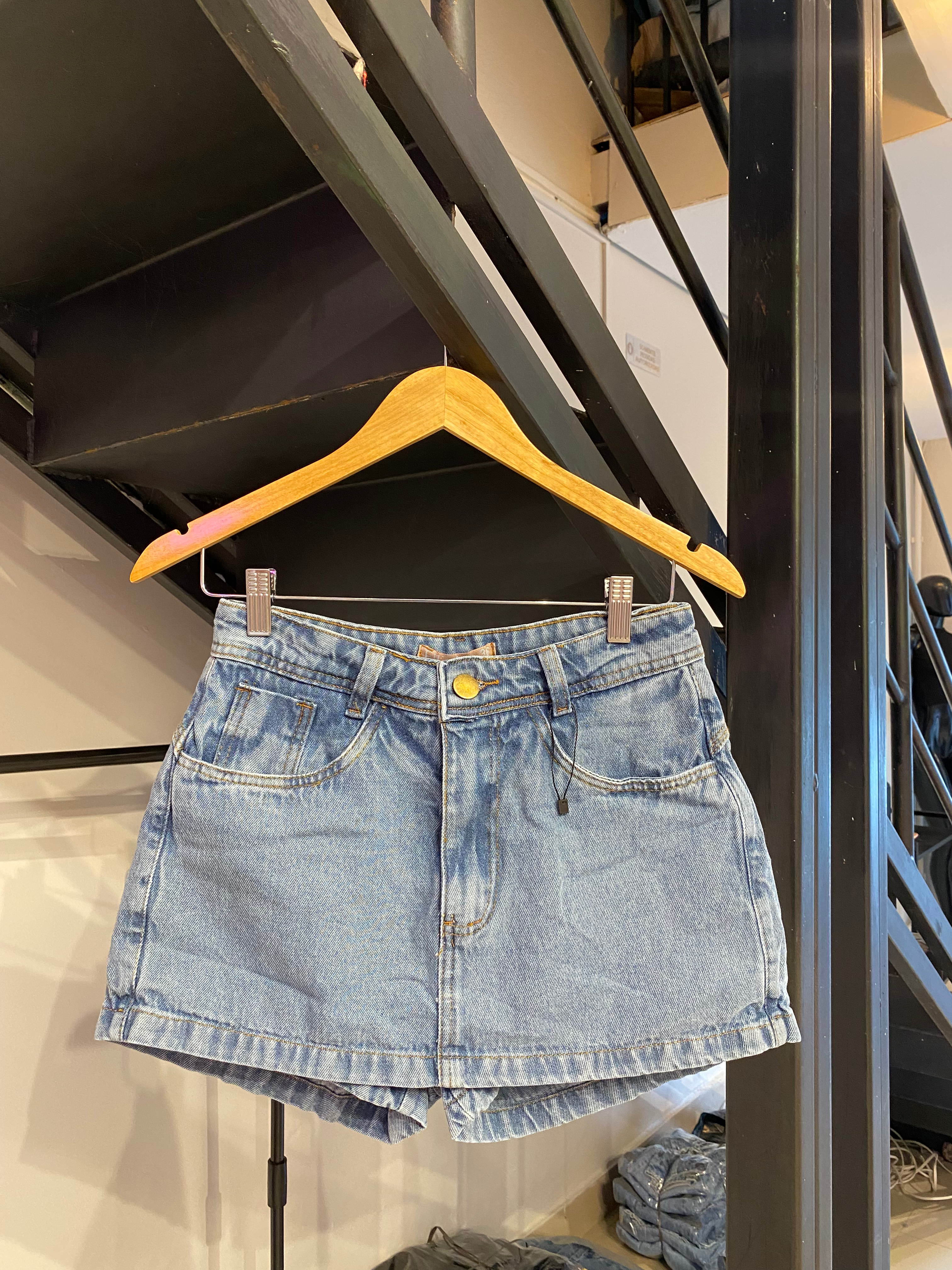 Short saia jeans claro 