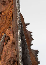 Détail sculpture contemporaine métal, acier et bois