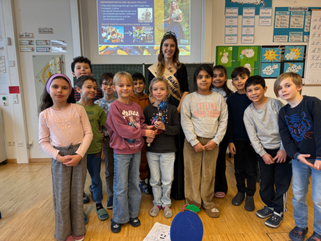 Besuch der Bühler Zwetschgenkönigin an unserer Schule