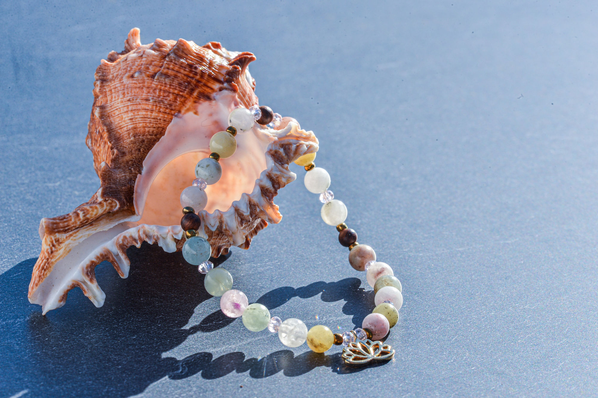 Armschmuck "Lotus im Element Wasser"