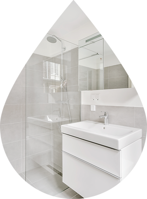 Gerenoveerde witte badkamer