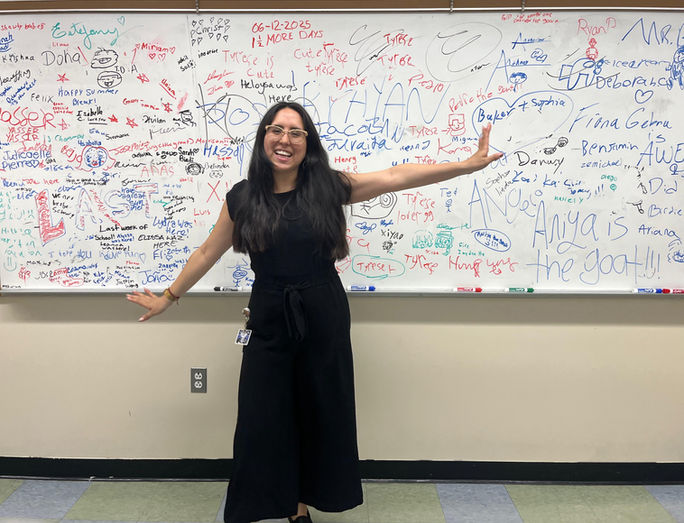 Stephanie Valencia posa en el aula de su antigua escuela pública, Beebe School, en Massachussetts. Imagen cortesía de la autora.