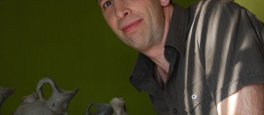 El Prof. Alberti durante una de sus excavaciones. Fotografía cortesía del autor.