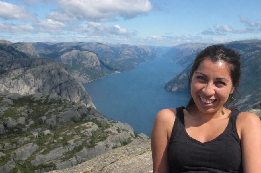 Cecilia Reyes Alarcón en Preikestolen, cerca de Stavanger, en el suroeste de Noruega. Imagen cortesía de la autora
