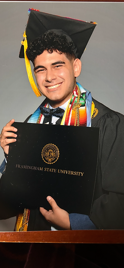 Jesus Ruelas Garcia con su diploma de FSU. Imagen cortesía del autor.