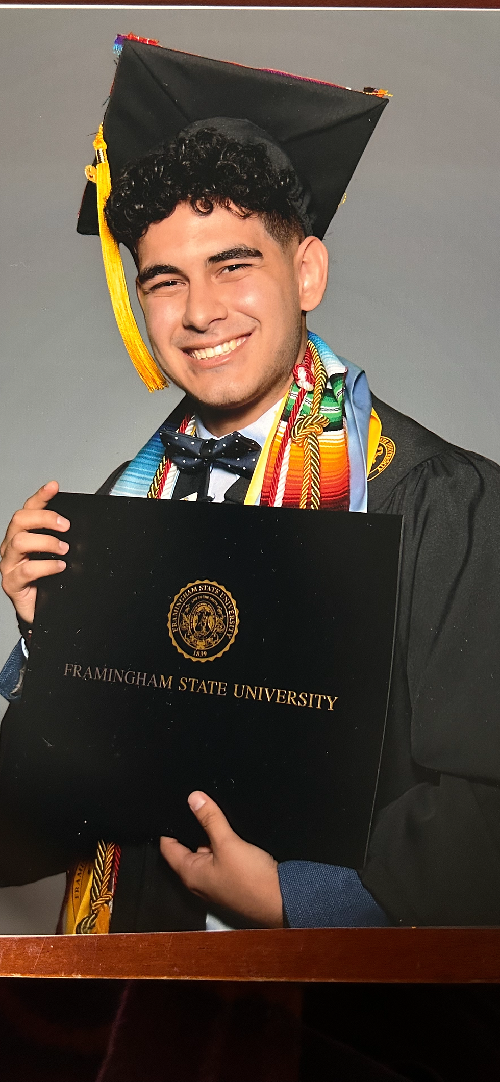 Jesus Ruelas Garcia con su diploma de FSU. Imagen cortesía del autor.