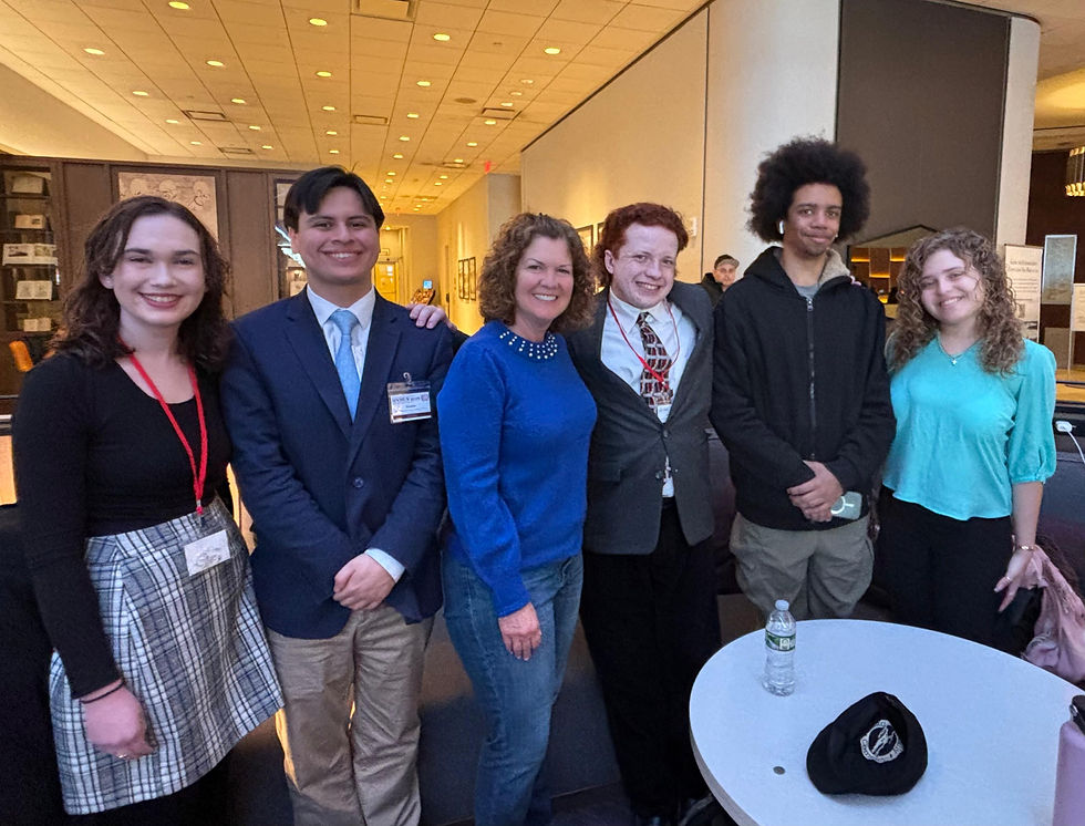 La foto muestra al Club de Modelo de Naciones Unidas en la Conferencia Nacional de Model UN de Harvard 2026. De izquierda a derecha: Jamie Kuenzel, Marco Olivares, la Dra. Anna Flannagan, Ryan Weidman, Grant Alleyne y Kimberly Martinez. Imagen cortesía de la autora.