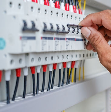 Eletricista em Valinhos realizando instalação elétrica residencial com ferramentas profissionais