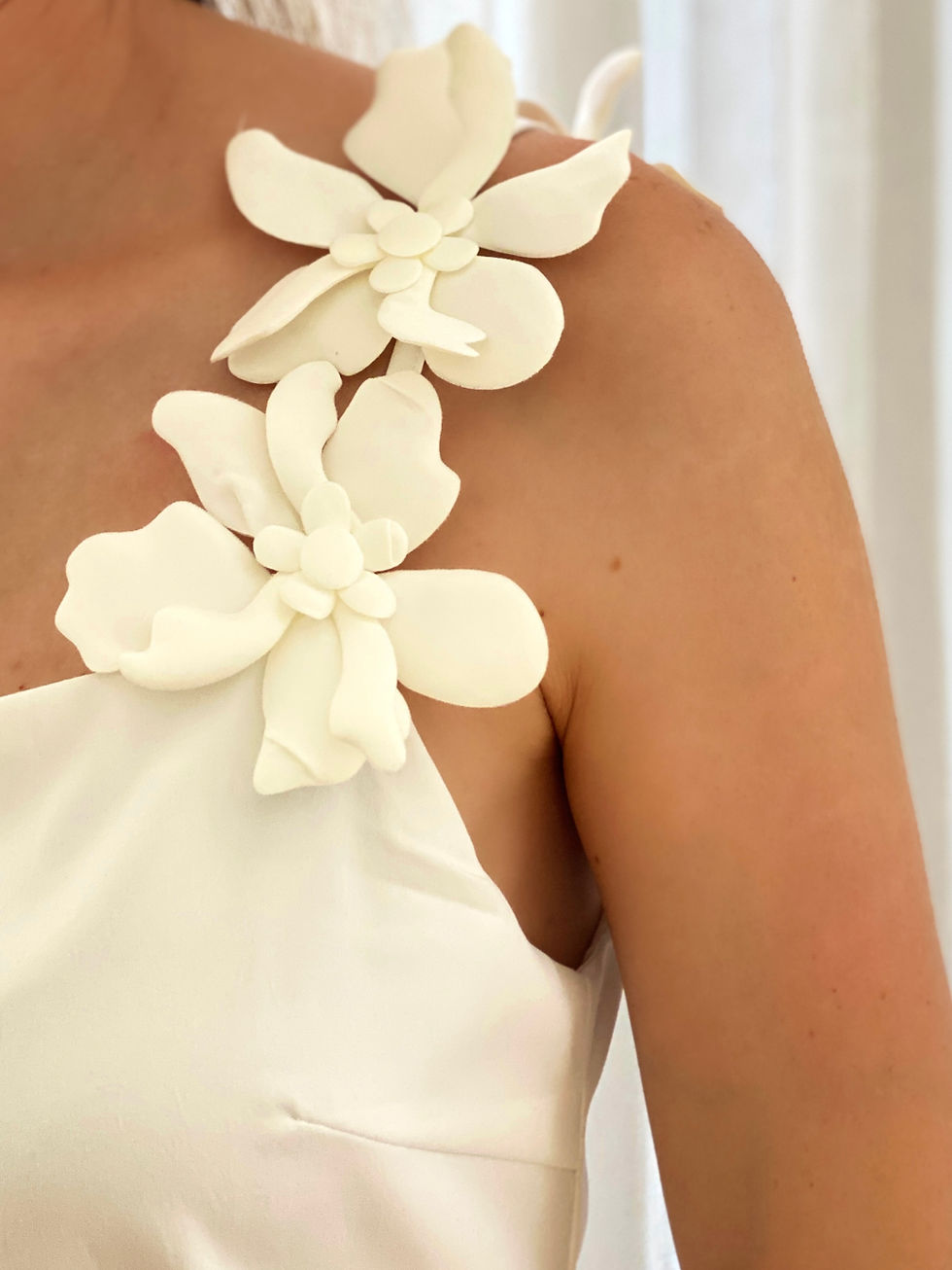 Miniatura: VESTIDO VALENTINA COM APLICAÇÃO DE FLORES BRANCO