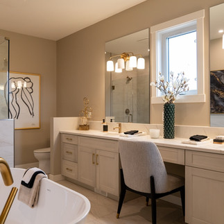 Designer bathroom at Pineridge Mountain Homes Showhome