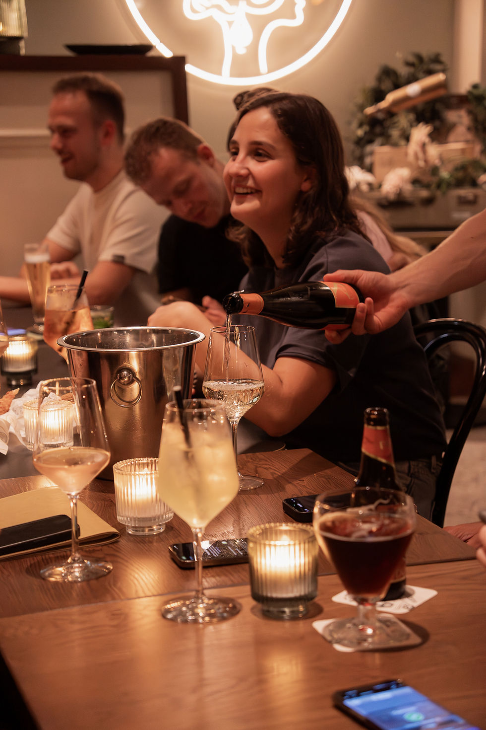 Sandboarden in de woestijn van Dubai tijdens een avontuurlijke groepsreis