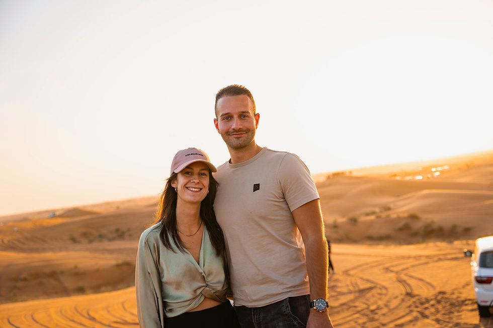 Carmen en Marinko, hosts van Grow on the go, begeleiden deelnemers in de woestijn van Dubai.