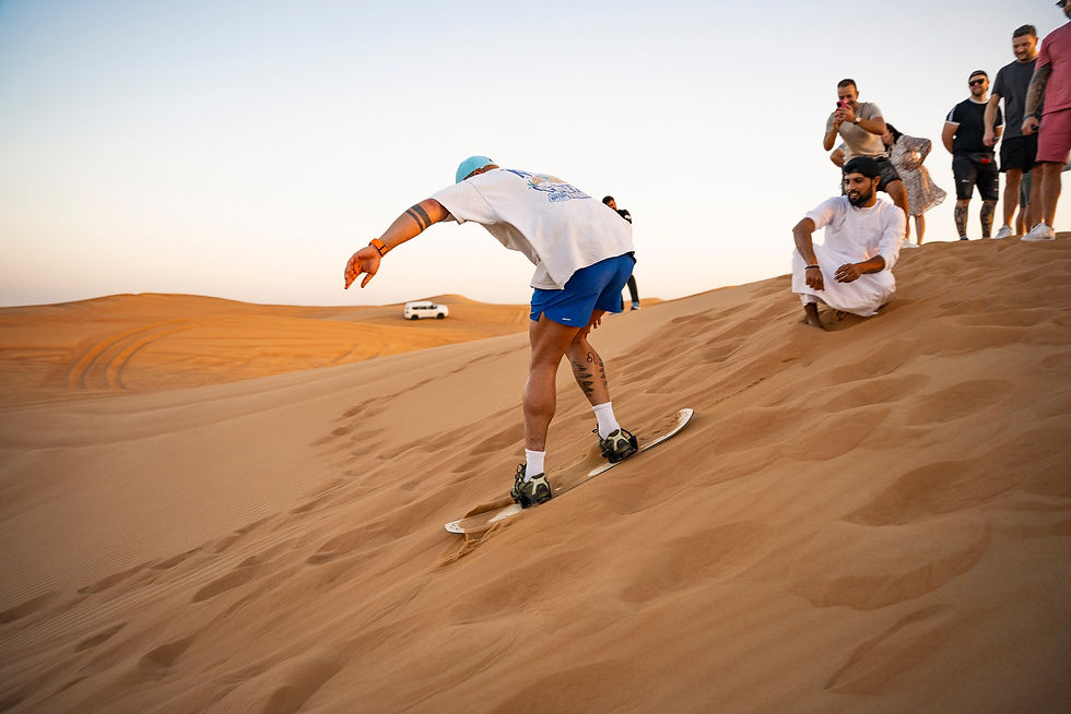 Deelnemers van Mindful Sip & Step in Maastricht genieten van drankjes en hapjes tijdens de kroegentocht.