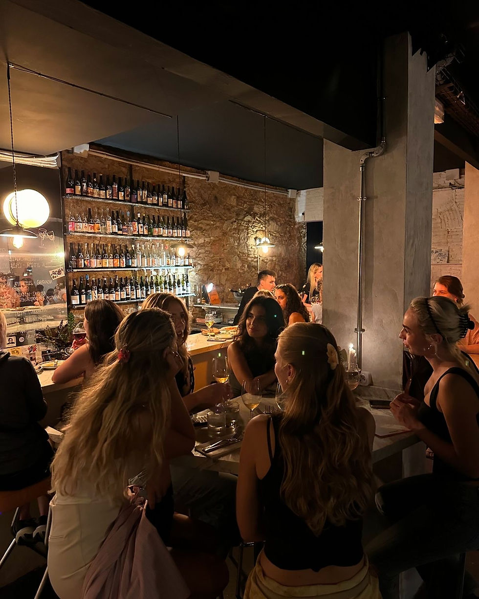 Groep mensen geniet van een avond aan de bar.
