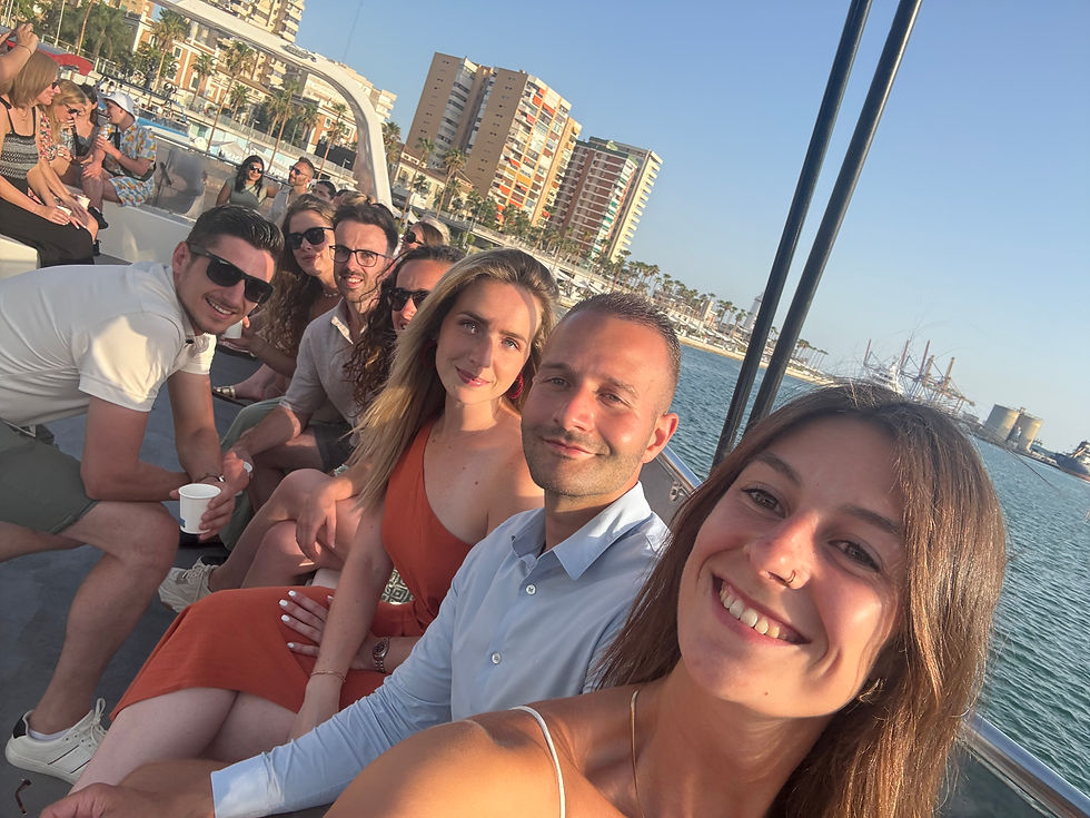 Groepsfoto op boot tijdens groepsreis Málaga