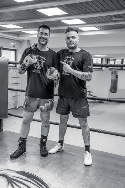 Steini und Coach Markus stehen nach dem Training gemeinsam im Ring und blicken in die Kamera.