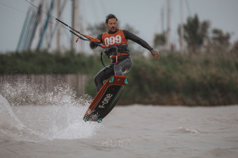 Markus beim Kitesurfen in Podersdorf am Neusiedler See: Szenen vom Coaching im Wasser und dynamische Fahrmomente am Board, aufgenommen an einem Julitag.