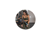 Cliente faisant de la musculation à la poulie