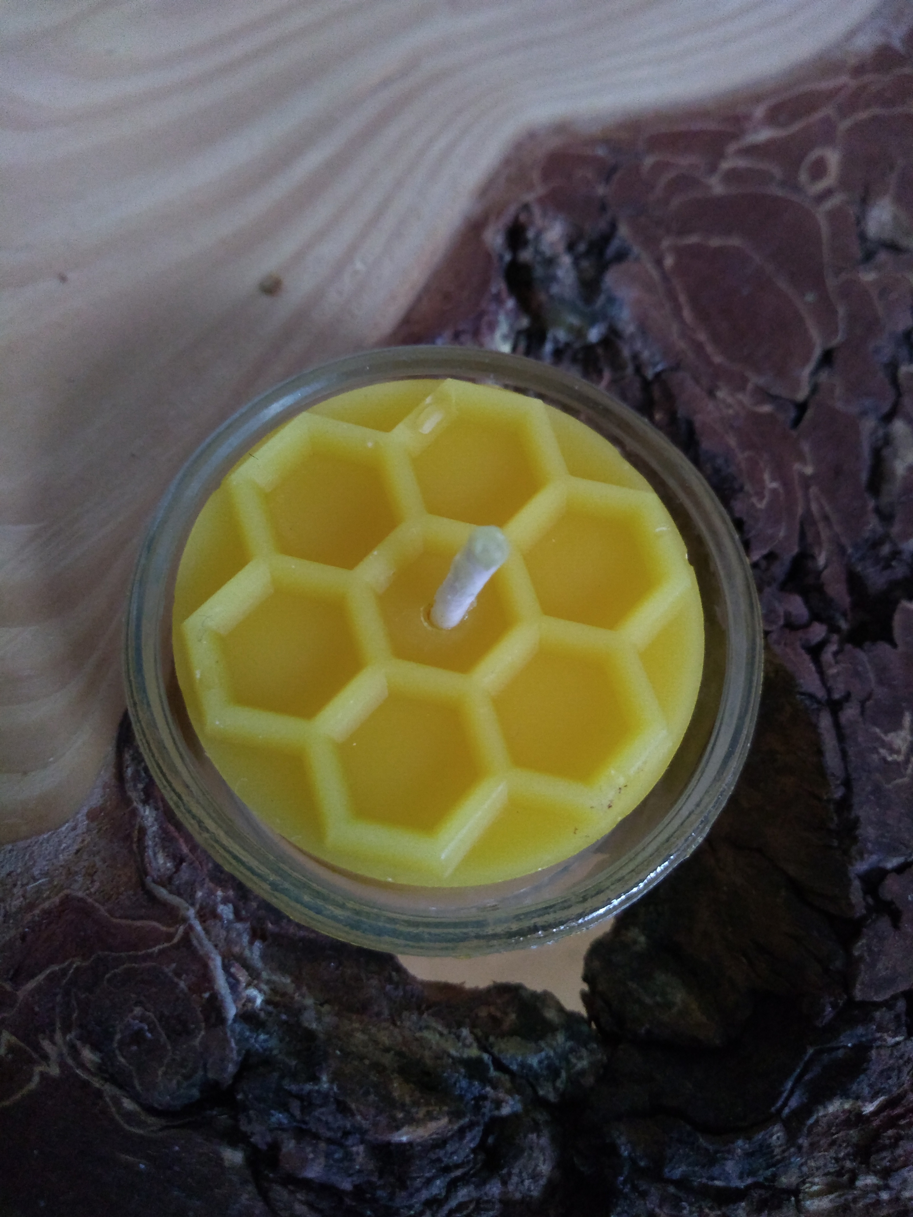 Teelicht aus Bienenwachs im Glas