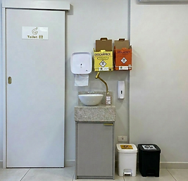 demonstração dos itens essenciais de biossegurança God'ins Coworking