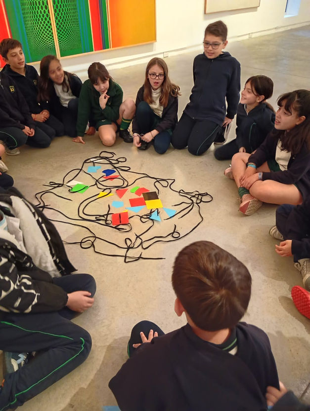 Alumnos de primaria trabajando en proyecto colaborativo – aprendizaje activo