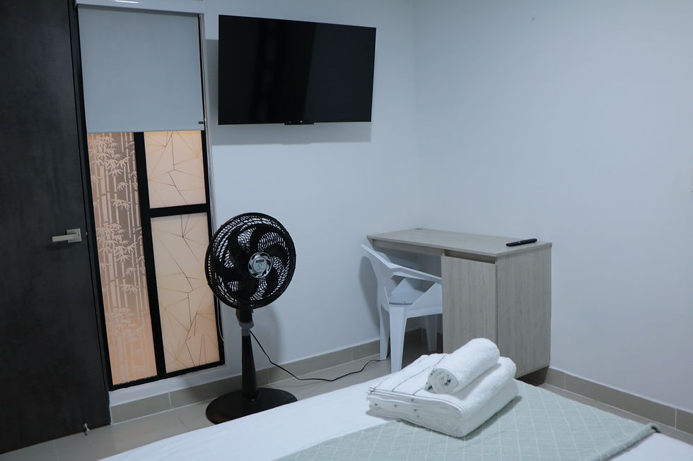 Habitación estándar con ventilador portátil y escritorio en Tumaco