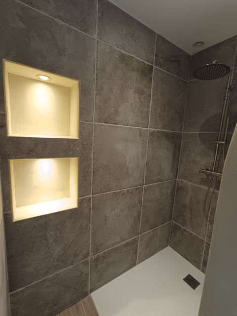 Espace douche avec niche éclairées