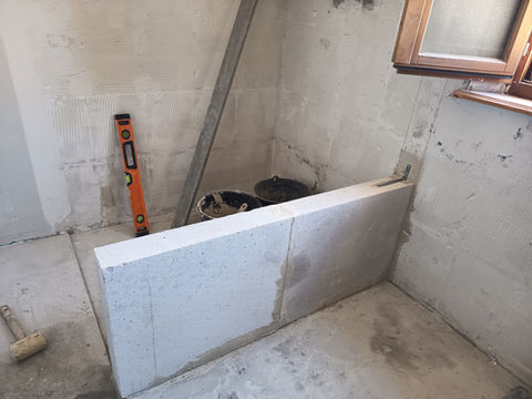 début de construction de la cloison de douche en béton cellulaire.