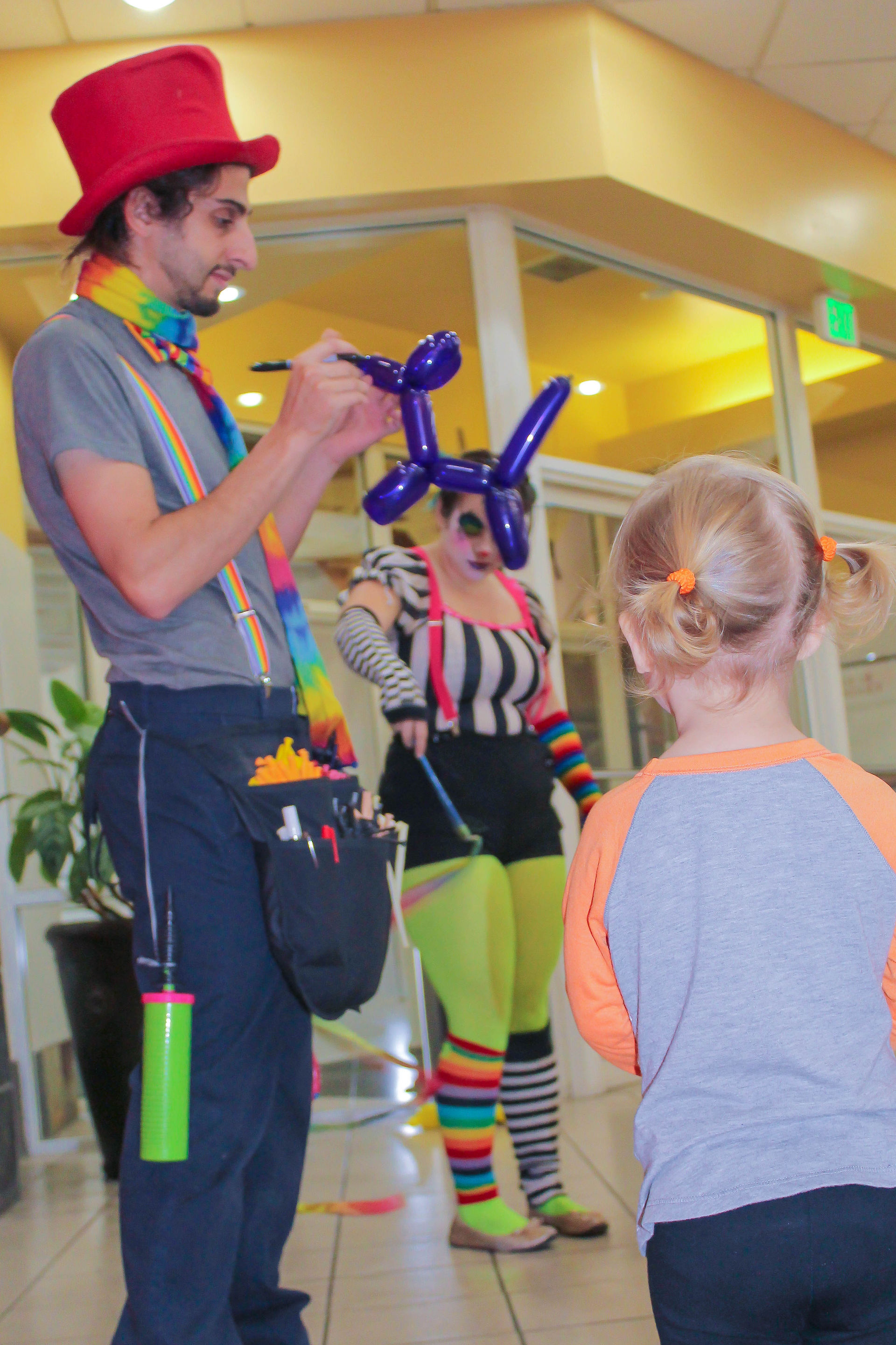 Clown with Earth Fairy Entertainment in Portland Oregon, professional coporate entertainer, birthday party, kids staged show, balloon twister