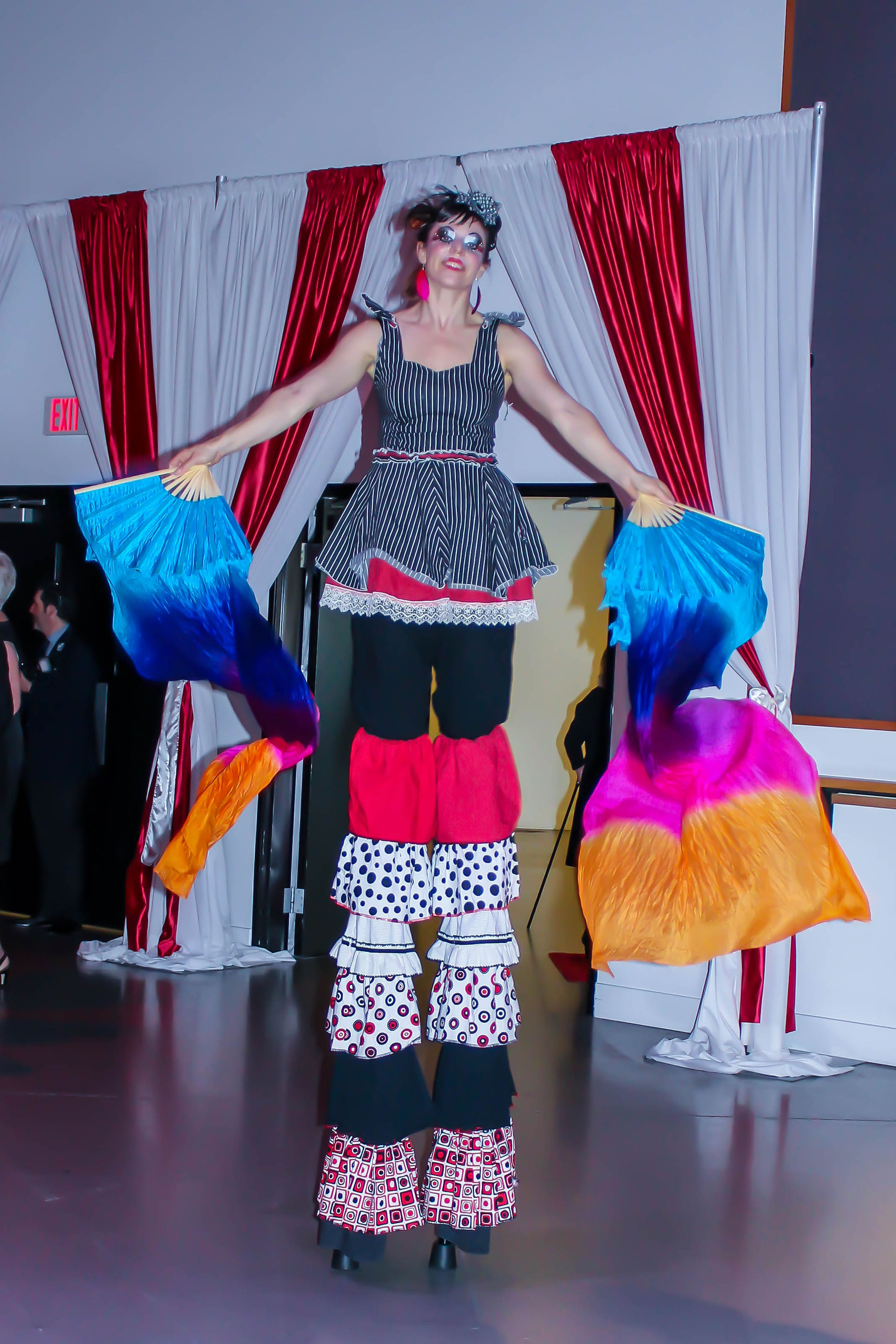 stilt walkers and circus performers with Earth Fairy Entertainment in Portland Oregon, juggler, magician, fans