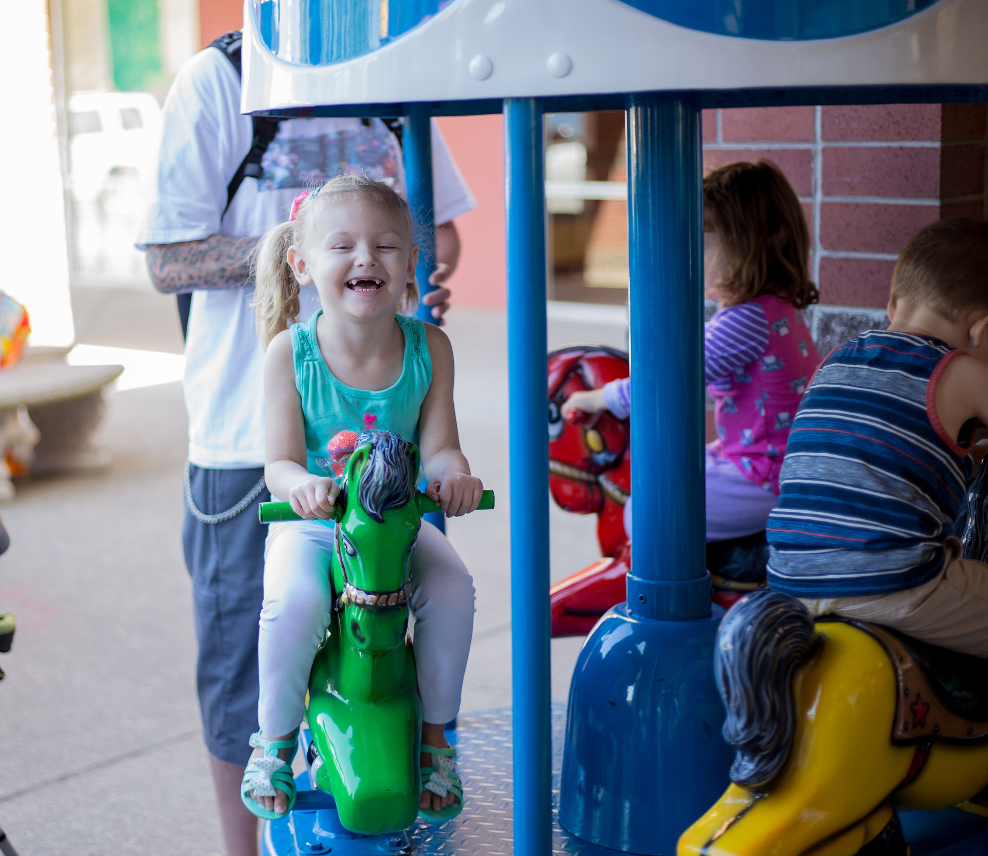 free things to do with kids in the Portland area Earth Fairy Entertainment, low cost Columbia Gorge Outlets in Troutdale Oregon