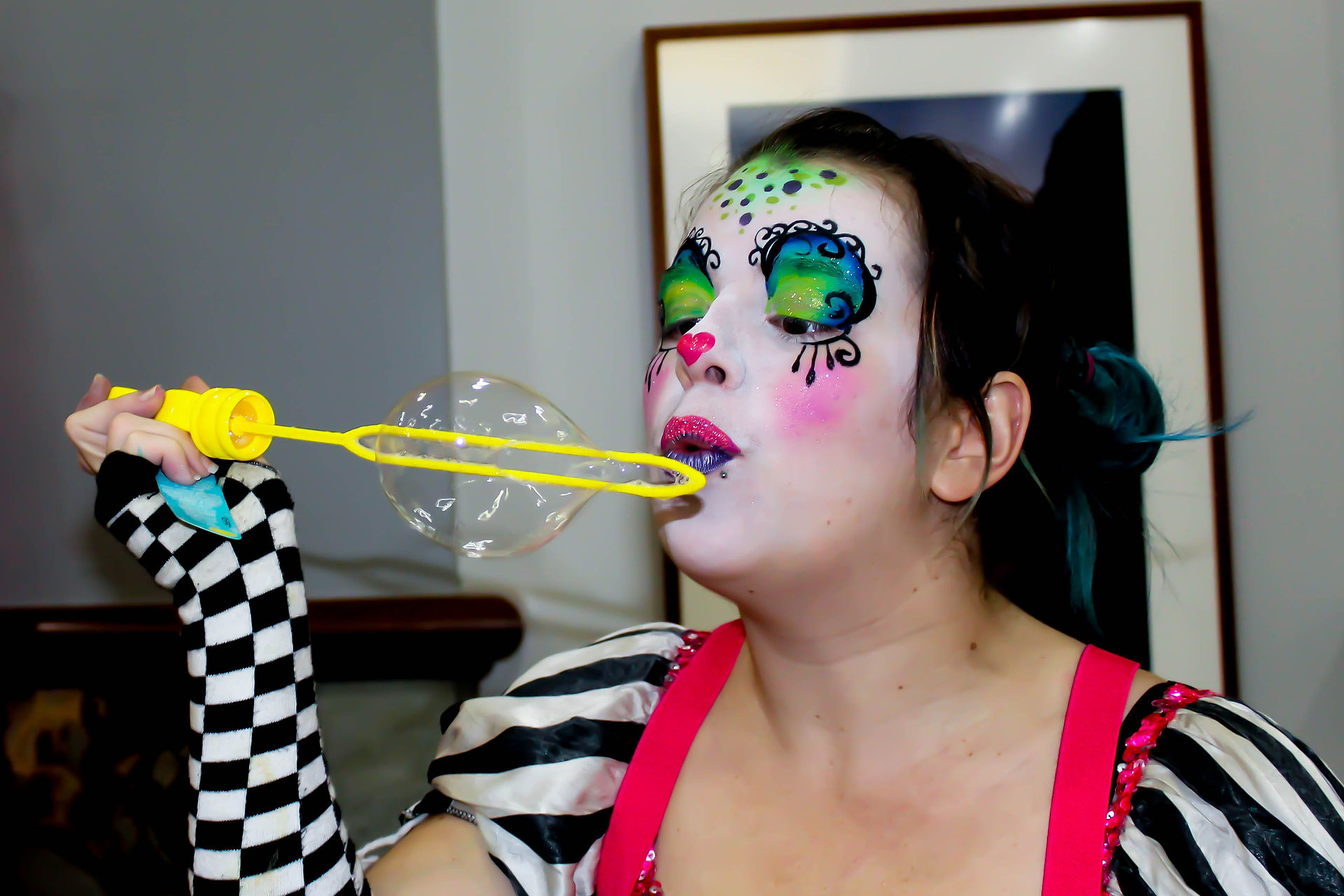 Clown with Earth Fairy Entertainment in Portland Oregon, professional coporate entertainer, birthday party, fun for kids staged show