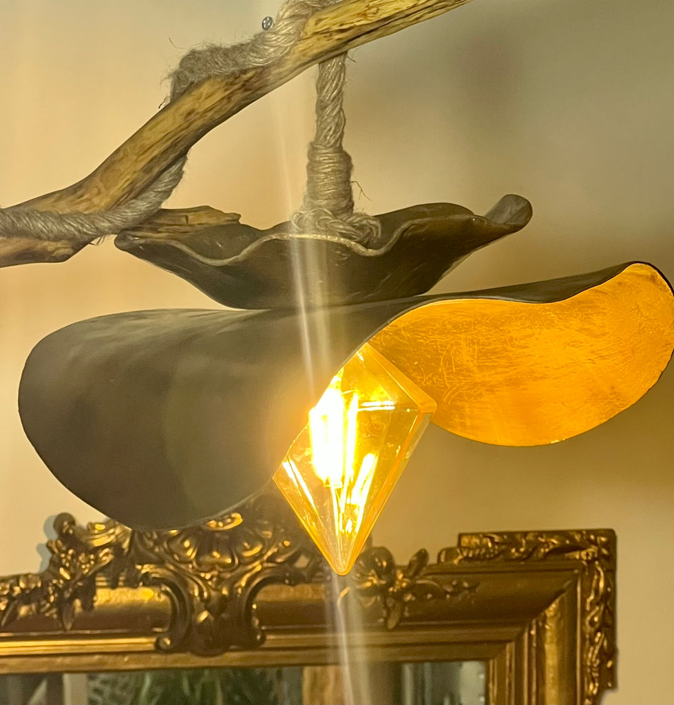 Suspension Mimosa sphérique en pâte à modeler texturée, éclairée, suspendue dans un intérieur moderne.