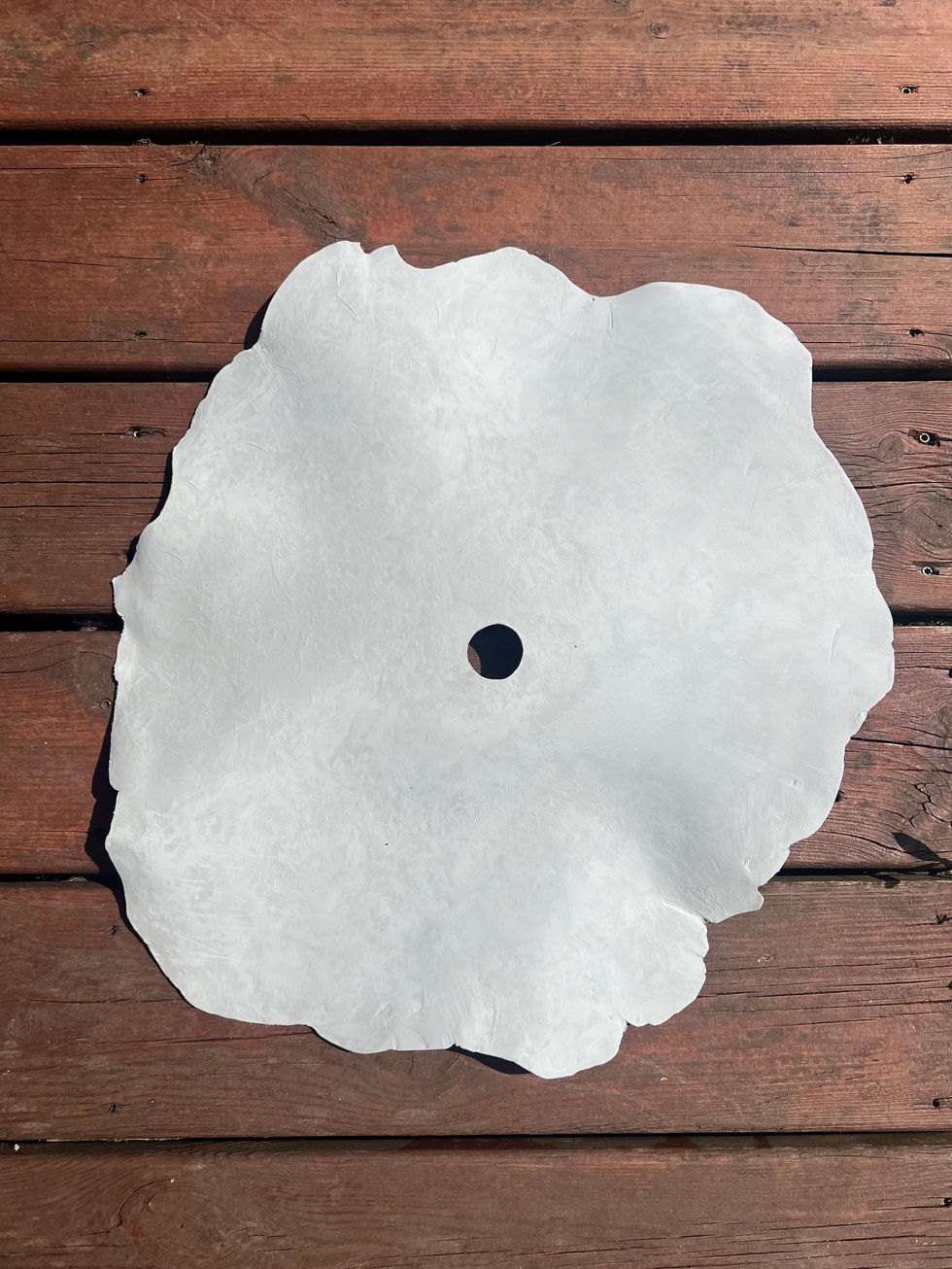 Suspension Céphée suspendue, révélant sa forme ronde