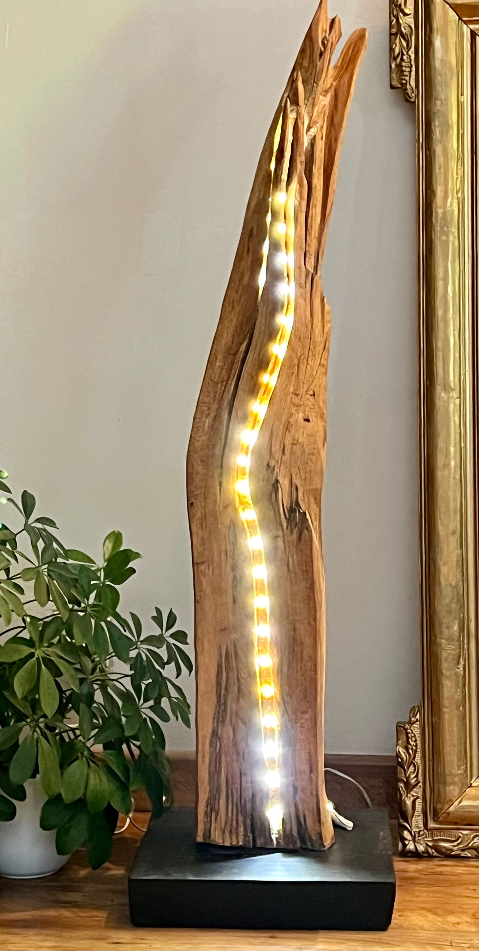 Lampadaire Sirius, bois naturel fendu avec ligne lumineuse LED intégrée, design moderne.