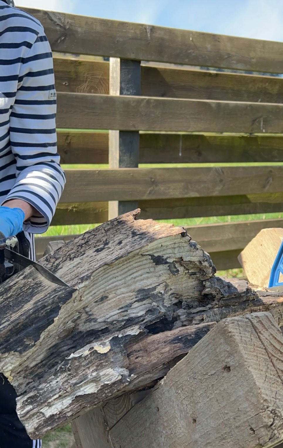 Artisan façonnant un élément en bois pour un luminaire RS Light.