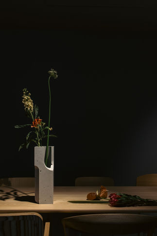 WINE-COOLER_aus beton_leichtbeton_studio-hatzenbichler_weinkühler_vase_objekt