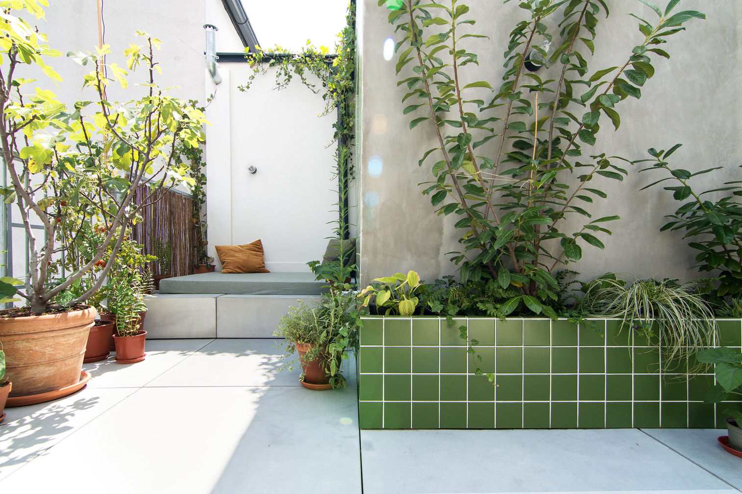 studio-hatzenbichler-innenarchitektur-interior-design-wien-dachterrasse-begrünung-dachgeschoßwohnung-pflanztrog-day-off