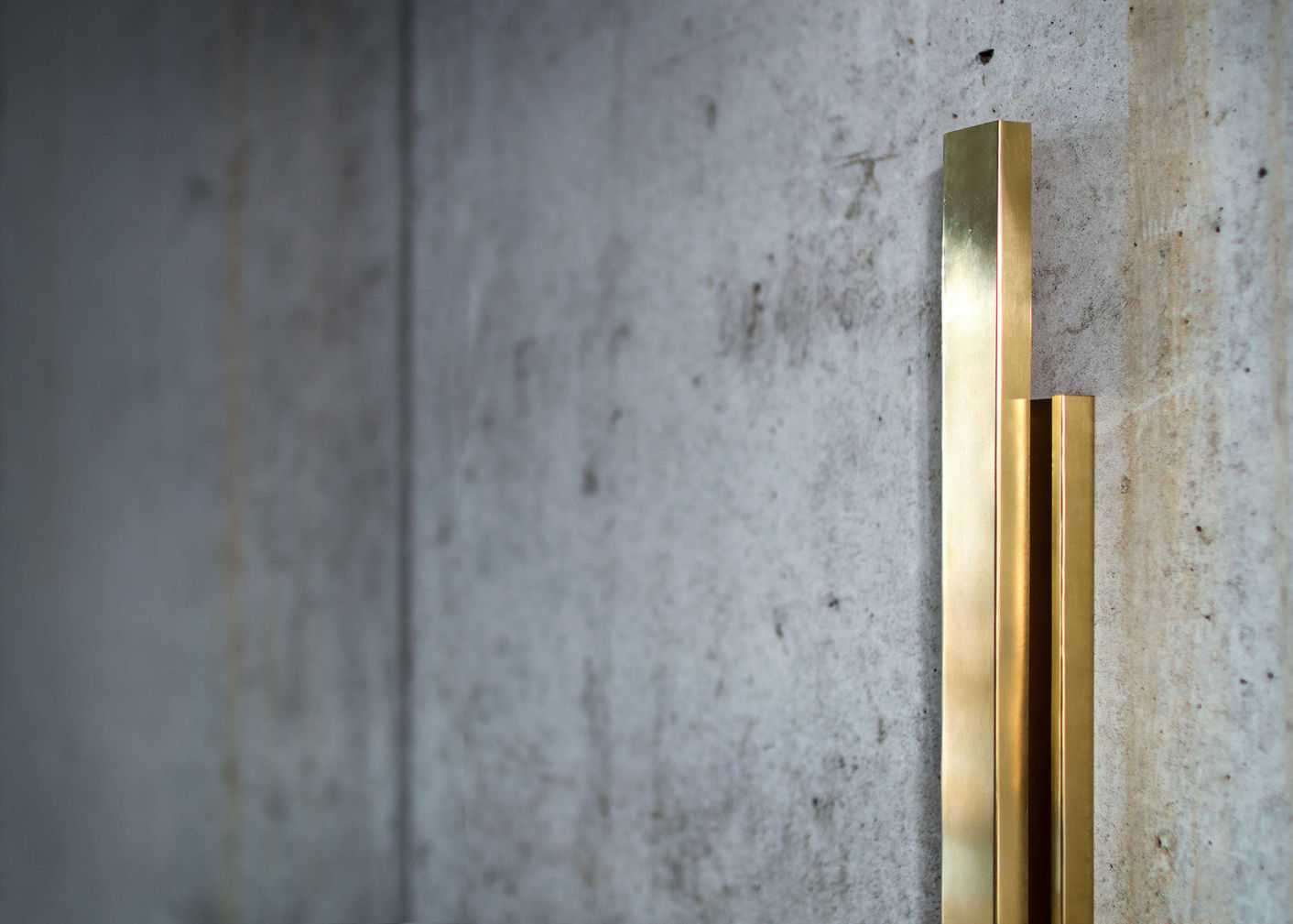 studio-hatzenbichler-innenarchitektur-interior-design-wien-wandlampe-gebogenes- messing-piccolo