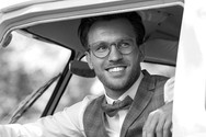 Hochzeitsfoto vom Bräutigam in einem Auto