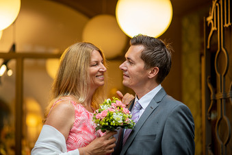 glückliches Paar beim Brautpaarshooting