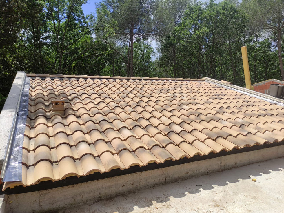 Couverture en tuiles mécaniques terminée sur maison neuve