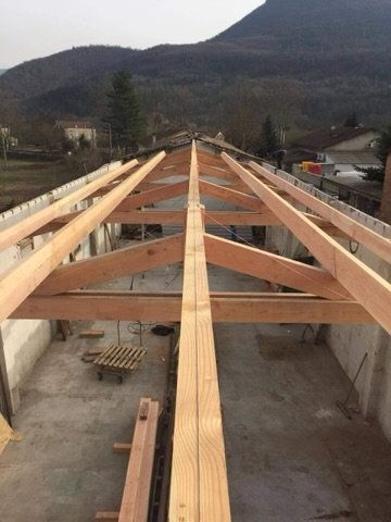 Charpente traditionnelle en bois massif, portées longues