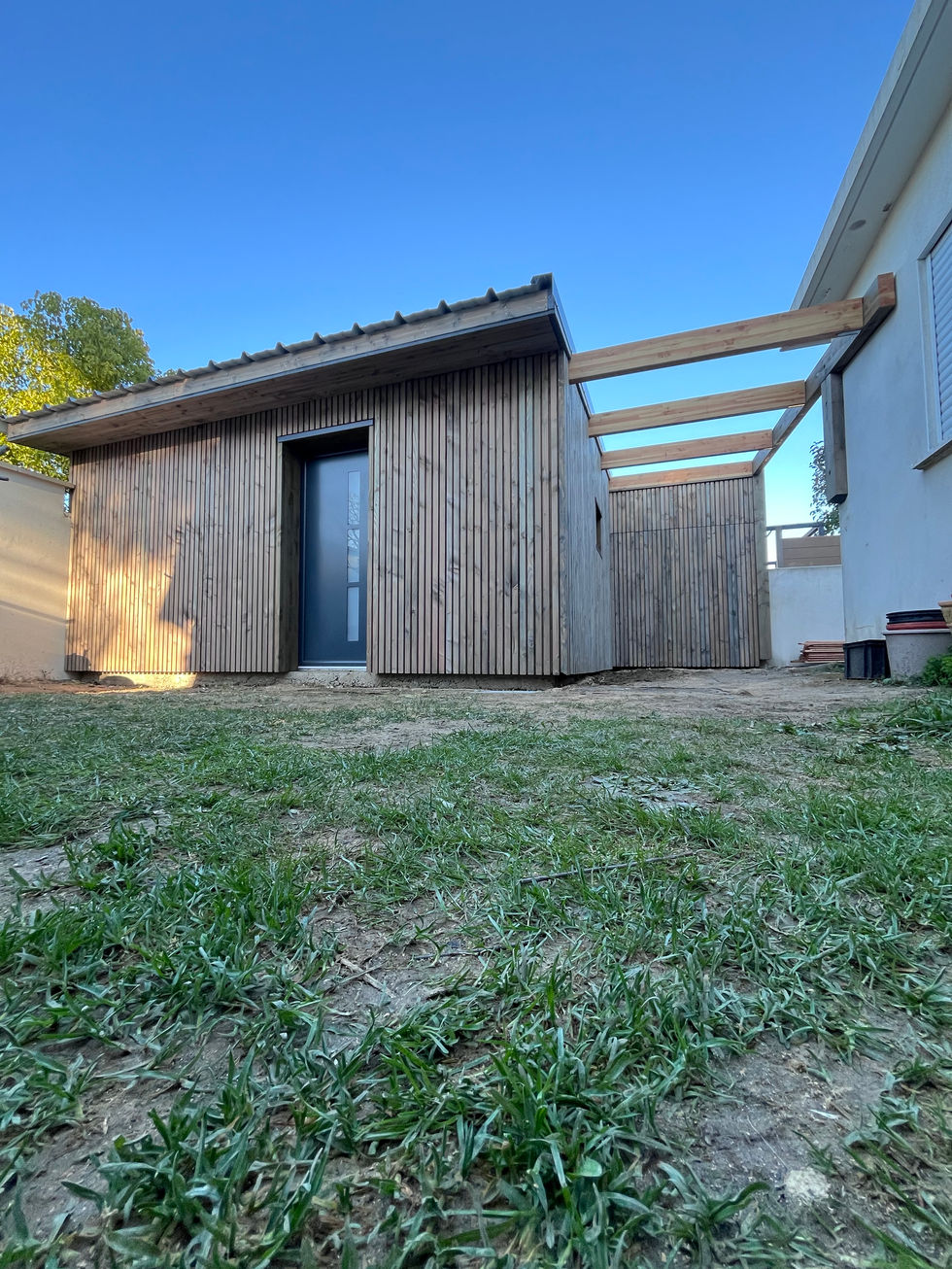 Abri de jardin en bois terminé, intégré à son environnement