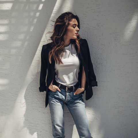 Modèle qui pose devant un appareil