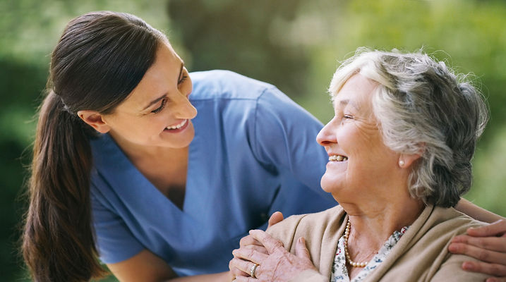 Infirmière à domicile avec patiente
